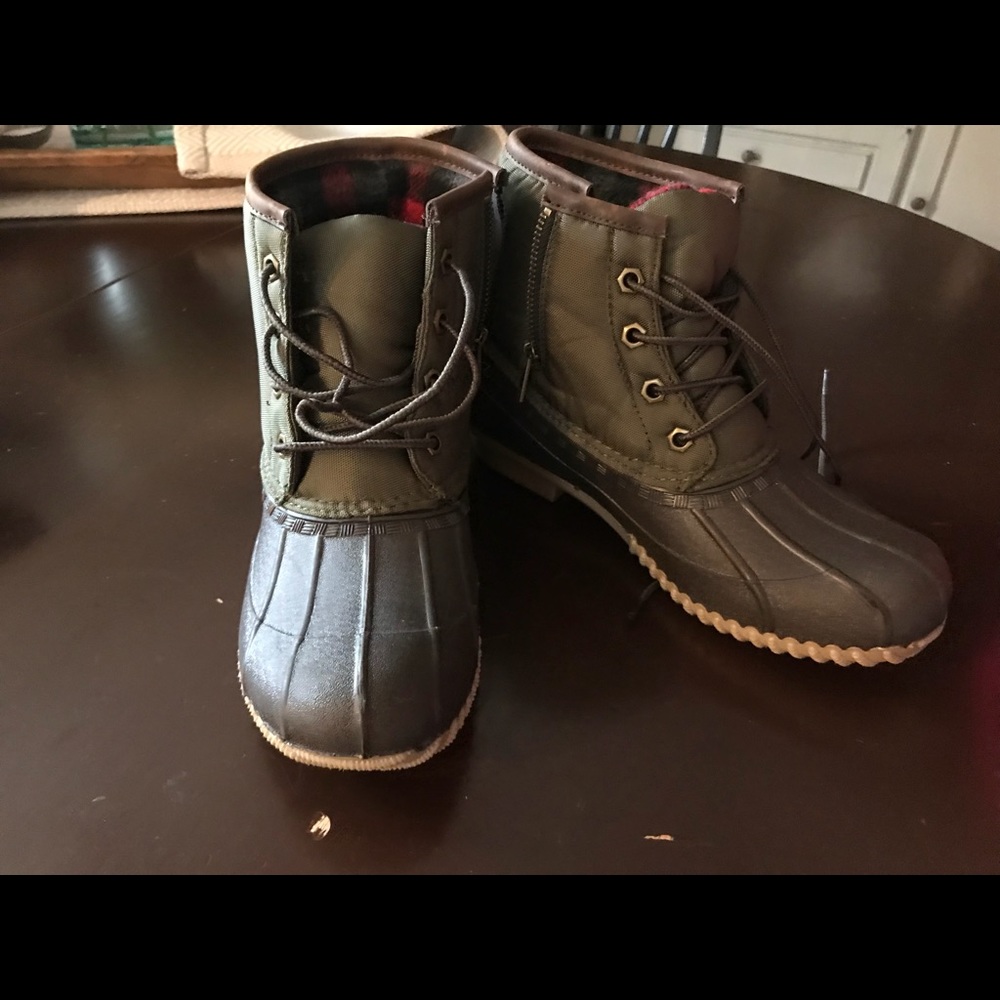 Nine West snow booties.